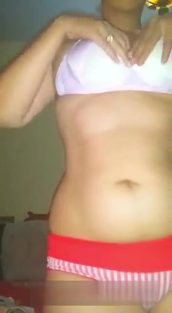 تجميعه رايقه اوى 11 دقيقه لبنوته شرموطه مولعه نار بتعرض لحبيبها من كل حته وهيا بتنيك كسها الشرموط